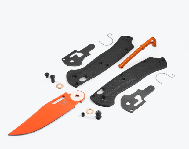 Benchmade Knives - "TaggedOut" - CMP Magna Cut Steel - AXIS Locking System - Carbon Fiber Body